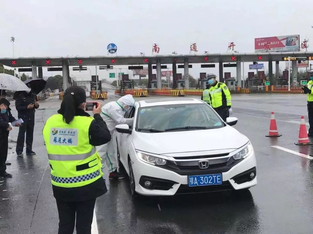 管理人员们协力搬运材料进场_副本.jpg